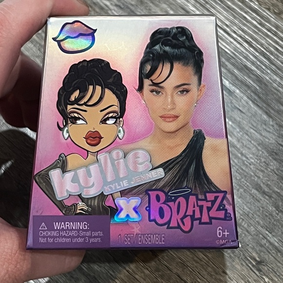 FINAL PRICE ONE GONE TWO LEFT Bratz Mini Celebrity Pack - Picture 5 of 7